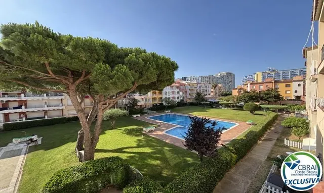 Apartamento con terraza y piscina en Empuriabrava - foto 2