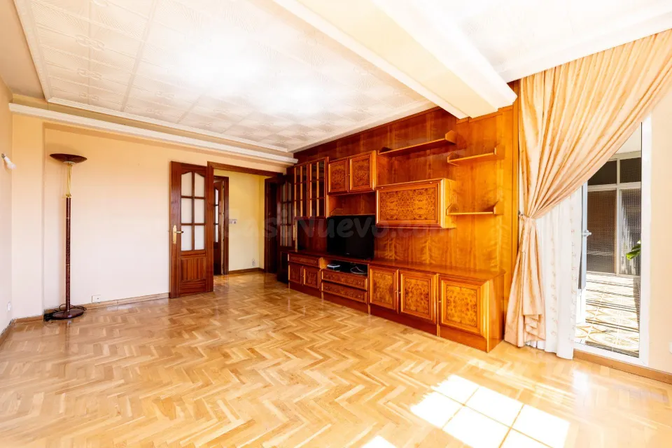 Piso amplio con 4 habitaciones y luminoso con terraza en zona tranquila y ajardinada.