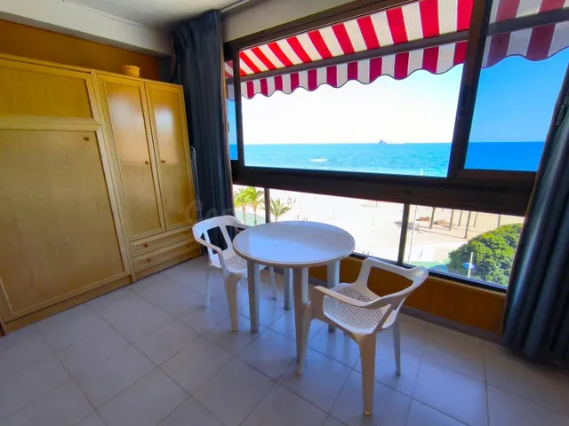 Apartamento de 1 dorm. con vistas al mar en primera línea de - foto 2
