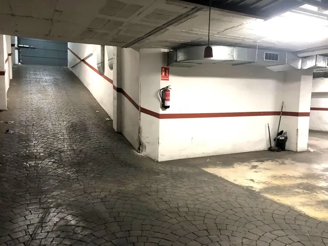 Plaza de garaje cerrada en zona murillo — 4