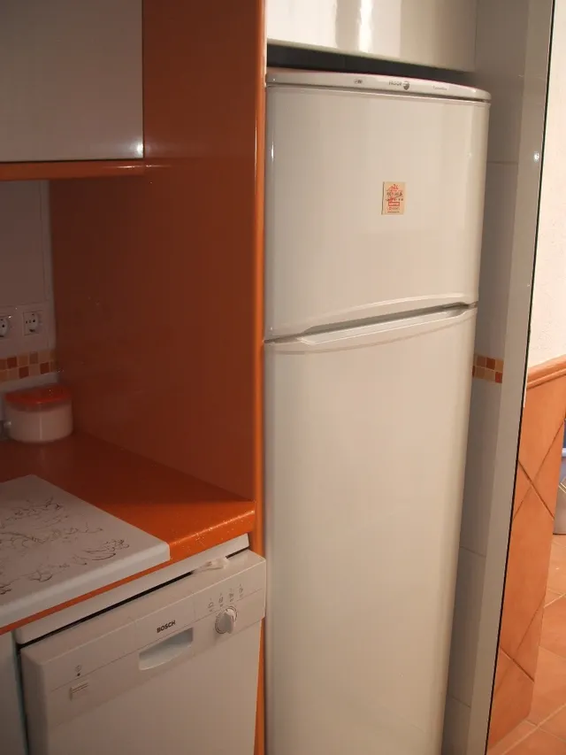 PISO AMUEBLADO DE DOS DORMITORIOS EN PLANTA BAJA, CON AMPLIO SALÓN, COCINA INDEPENDIENTE Y PATIO. CALEFACCIÓN DE GAS INDIVIDUAL, AIRE ACONDICIONADO, ARMARIOS EMPOTRADO. — 16