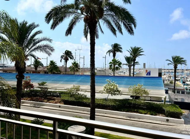 Amplio apartamento con vistas al Paseo, Frente al Club Náutico de Torrevieja — 2