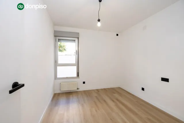 Planta baja con terraza privada, 3 dormitorios, 2 baños y garaje — 11
