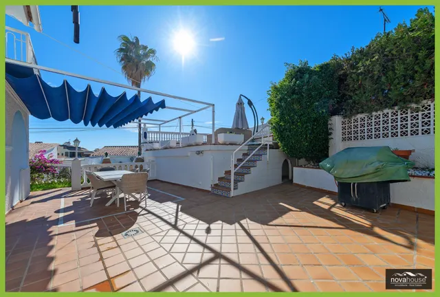 Chalet independiente con piscina privada y vistas al mar — 47