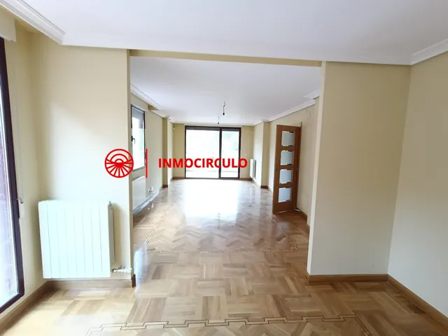 Exclusivo Chalet Pareado Junto al HUBU: Tu Oasis Urbano en Burgos — 12