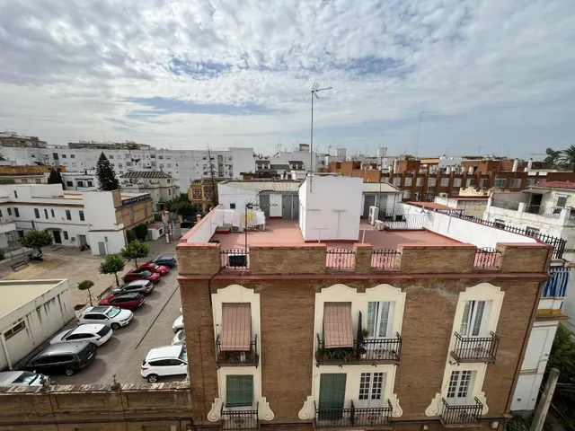 SE VENDE PISO EN EL CORAZÓN DEL PORVENIR — 50