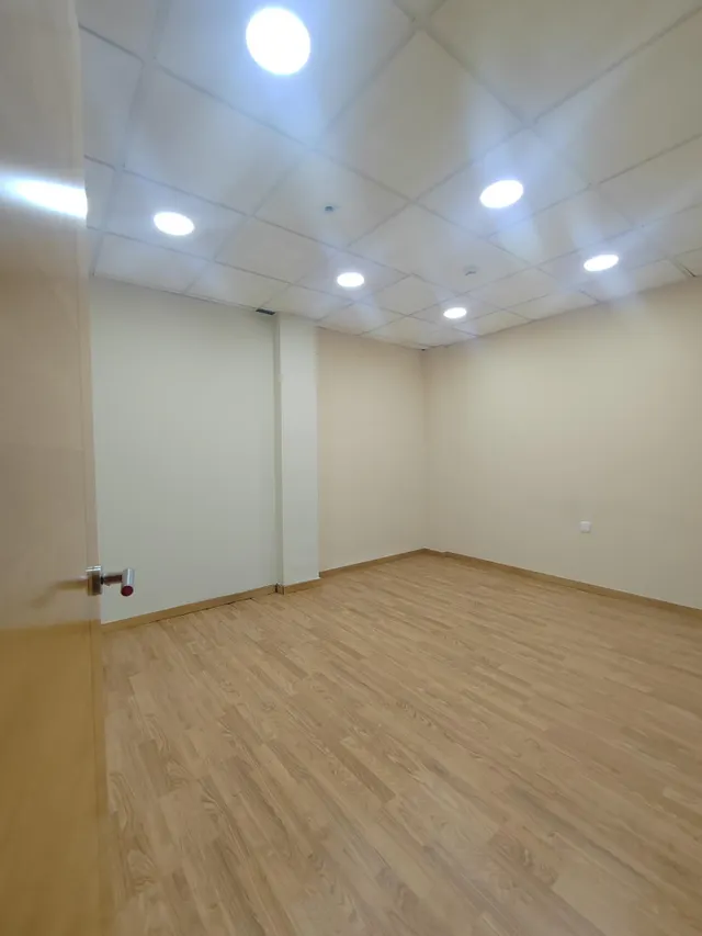 Amplio Local Comercial Reformado en Gran Eje de Jaén - Ideal para Tu Negocio — 8