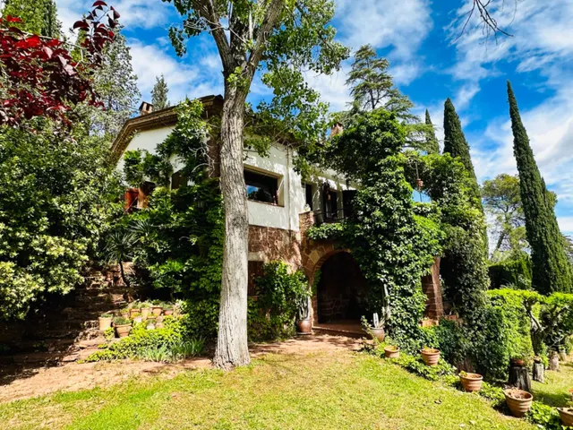 EXCLUSIVA CASA UNIFAMILIAR EN CASTELLVÍ DE ROSANES - GRAN PARCELA, PRIVACIDAD Y ENCANTO NATURAL — 2