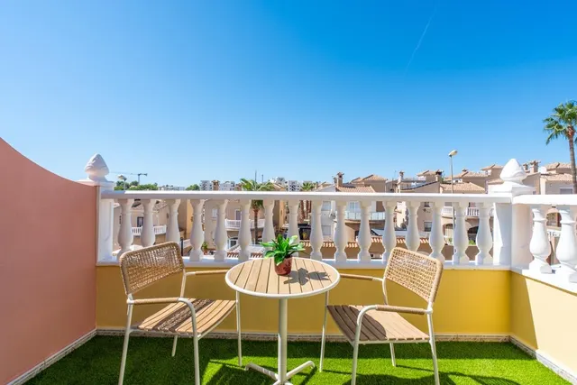 Encantadora vivienda reformada con terrazas, patio privado y piscina comunitaria — 28