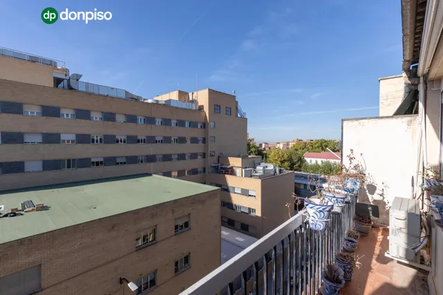 Estupendo piso  en la última planta en calle doctor azpitarte — 2