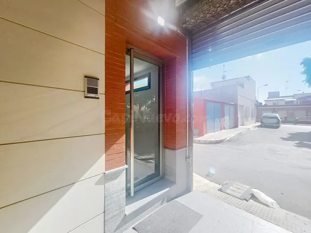 ¡TODO REFORMADO! CASA CON AMPLIO GARAJE Y LOCAL COMERCIAL - foto 3