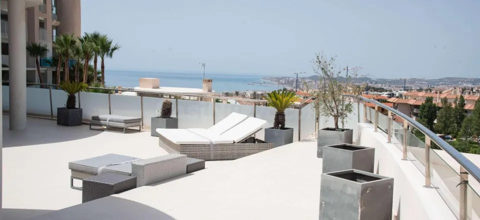 Ático de lujo con vistas panorámicas al mar y la montaña