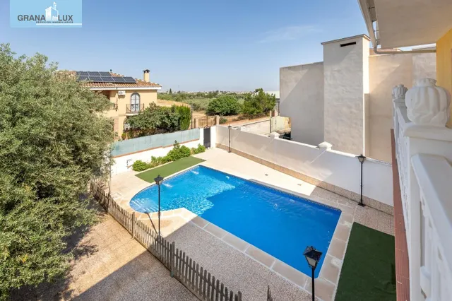 Amplio Chalet con piscina, pista deportiva y vistas en Ogíjares. — 28