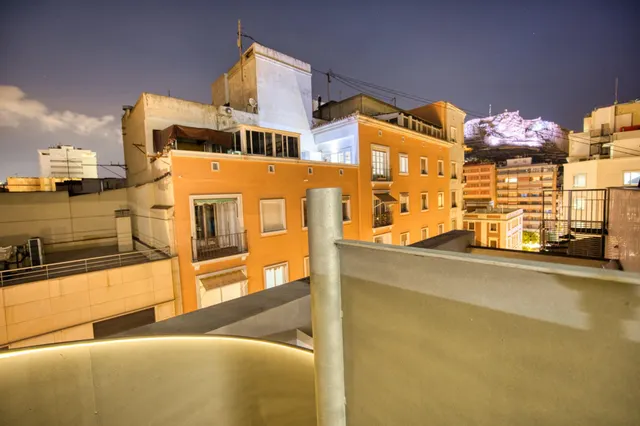 Ático con gran terraza y solárium privado en el corazón de Alicante — 41