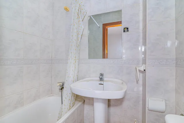 Amplio Chalet en Zaidín, Granada - Oportunidad de Inversión — 35
