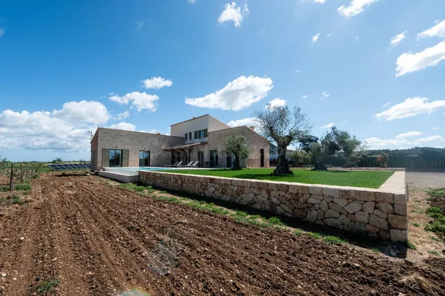 Exclusiva Finca Rústica en Sineu con Vistas Despejadas y Pis - foto 3