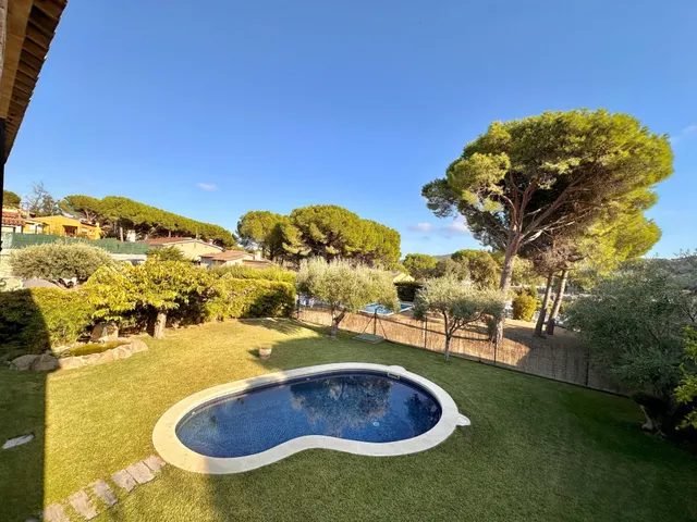 CALONGE: CHALET CON LICENCIA TURÍSTICA, GARAJE, JARDÍN Y PISCINA. ZONA MAS AMBRÓS - VIZC. CABANYES. — 3