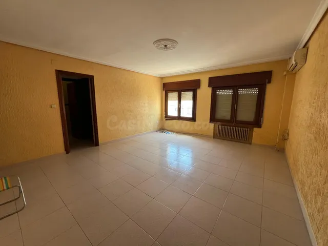 PISO EN EL CENTRO DE LA LOCALIDAD, DOS PISOS JUNTOS, EN MUY  - foto 2