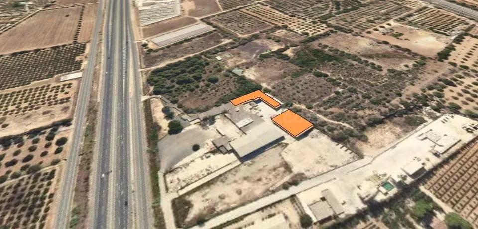 Nave en Vila-seca de 1.200 m2 en solar de 17.000 m2.