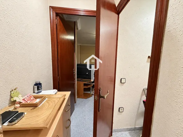 Piso para reformar en venta en Alicante. zona de los ángeles, 2 habitaciones, salón, baño con bañera, 50m2, segunda planta sin ascensor. — 24