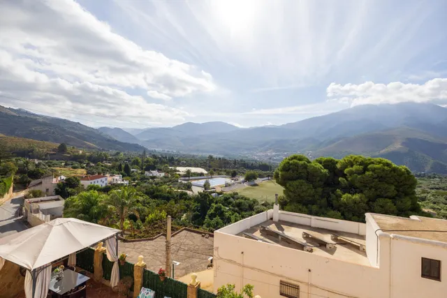Casa de 6 dormitorios con piscina privada, terrazas y espectaculares vistas en Órgiva – Granada — 13