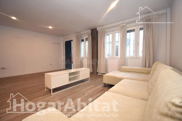 ¡OPORTUNIDAD! BAJO BONITO, LUMINOSO Y REFORMADO CON PATIO, T - foto 2