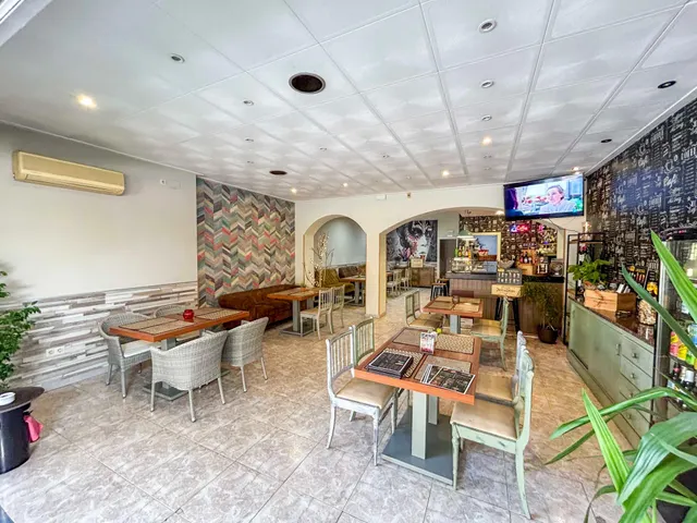 Bar-restaurante ubicado en una zona muy concurrida, con gran