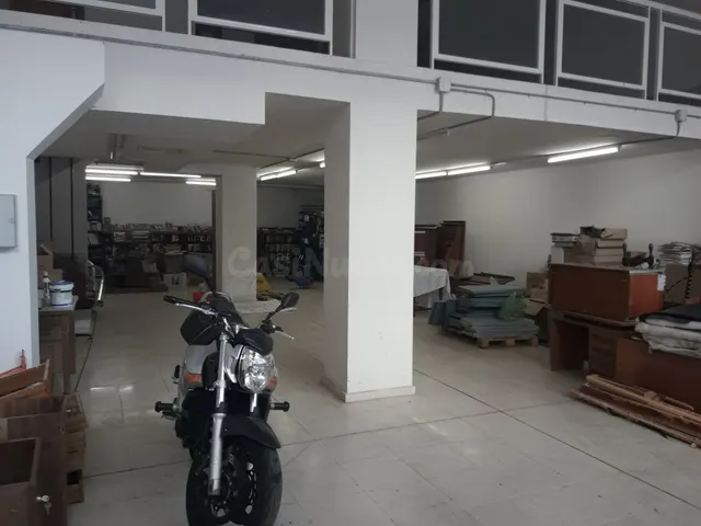 SE VENDE AMPLIO LOCAL CERCA DE LA CÁMARA DE COMERCIO