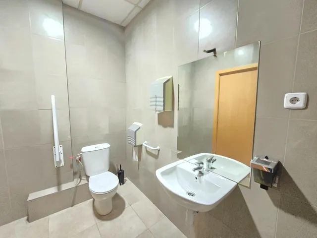 Amplio local de 176 m2 en zona comercial por excelencia situado en Av. Francesc Macià — 16