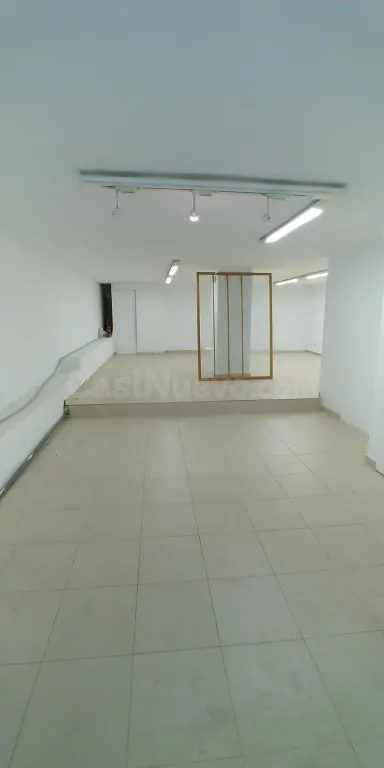 Amplio local de dos niveles en venta Santander — 6
