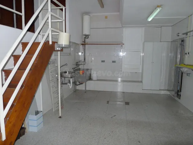 Local cerca del campus universitario — 4