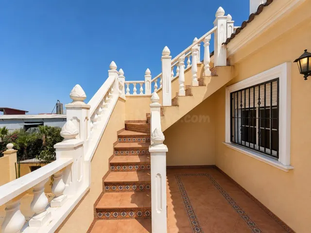 Villa independiente con piscina privada y 6 dormitorios junto a la Laguna Rosa de Torrevieja — 49