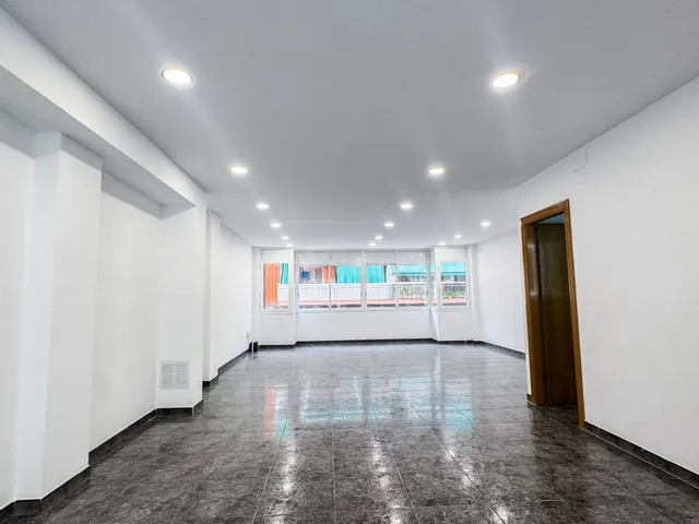 ¡OPORTUNIDAD ÚNICA! - GRAN ESCAPARATE Y DOBLE ORIENTACIÓN - foto 4