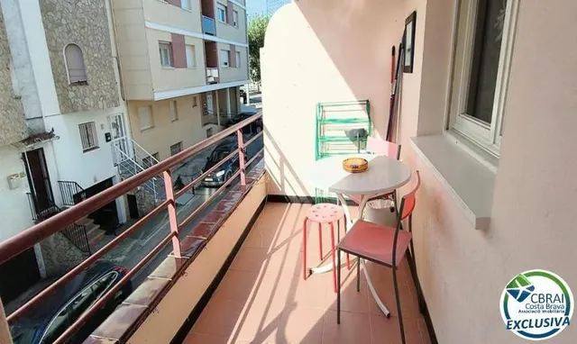 Piso reformado con gran terraza y vista lateral al canal - foto 3
