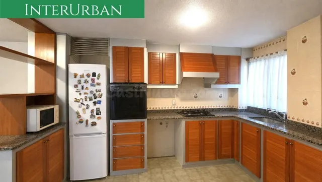 INTERURBAN vende Vivienda con gran garaje para 3 coches y mú - foto 2