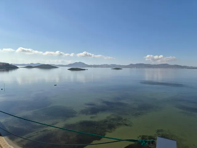 Apartamento situado en la urbanización Torre Luquillo, en el kilómetro 5,5 de La Manga del Mar Menor, que destaca por sus impresionantes vistas tanto al Mar Menor como al mar Mediterráneo. — 33