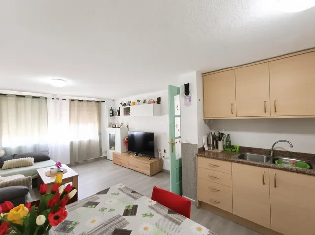 Piso semi reformado con encanto y vistas despejadas en una u - foto 2