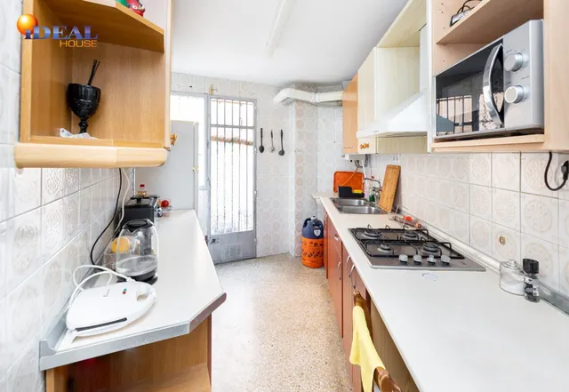 Venta de piso de 4 dormitorios y 2 baños en Granada (Zona Centro) — 8