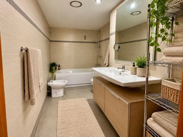 Piso de 4 habitaciones con terraza, piscina y vistas despejadas en Valencia — 11
