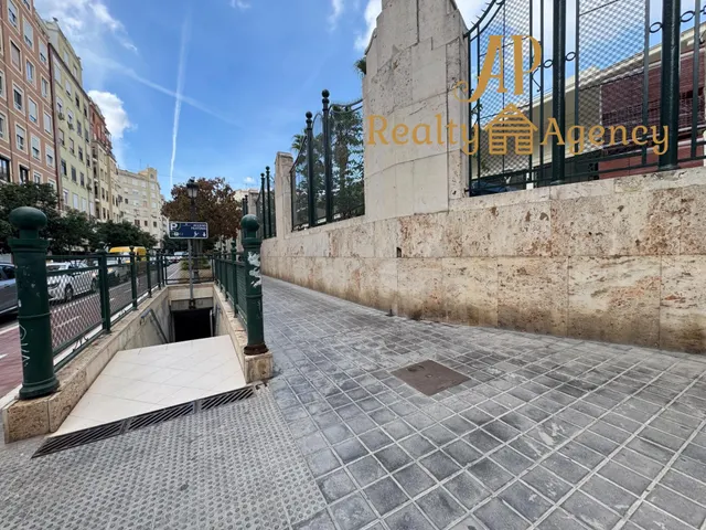 ¡OPORTUNIDAD! Se vende PLAZA DE GARAJE ubicada bajo el Mercado de Abastos. — 7