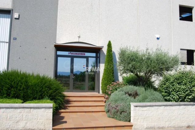 Llagostera | Nave industrial de 828 m2 con oficinas, almacén