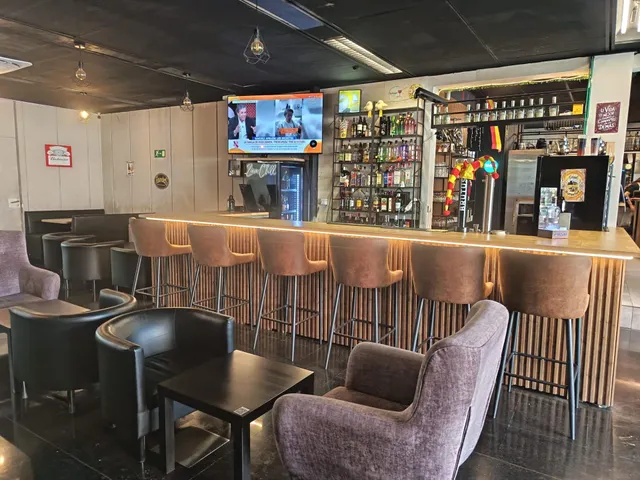 SE ALQUILA Y TRASPASA BAR MONTADO — 25
