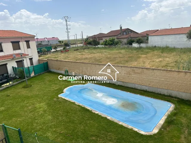 ADOSADO DE ESQUINA CON ZONAS COMUNES DE PISCINA A 18 KM DE S