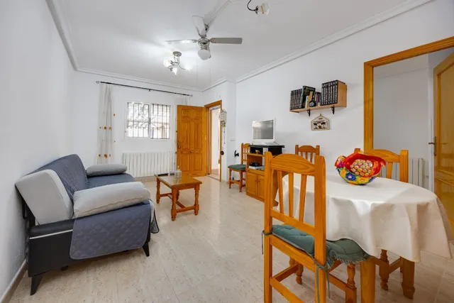 Bungalow de 2 dormitorios y piscina comunitaria en Orihuela Costa — 18