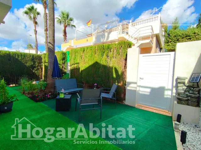 Espacio exterior, luz y privacidad en este adosado reformado en esquina con gran terraza y piscina comunitaria — 33
