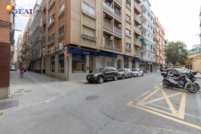 Amplio piso con garaje y trastero en el centro — 50