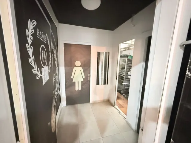 ¡Tu negocio en el foco de atención! Local comercial de 97 m2 muy luminoso en Carolinas Bajas — 11