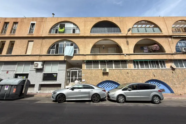 Estupendo apartamento con amplia terraza y piscina comunitaria, idoneo como vacacional, rodeado de todos los servicios — 25