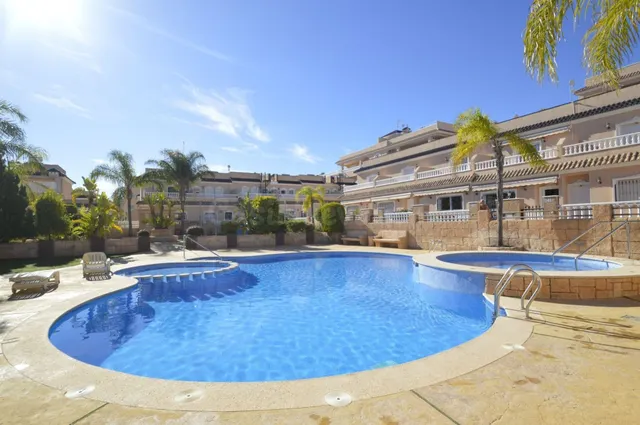 Adosado con 2 dormitorios y 2 baños, con piscinas comunitari - foto 2