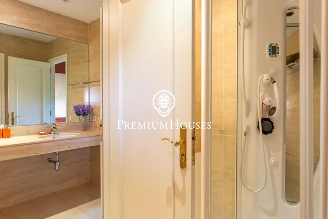 Exclusiva casa con jardín, piscina y espectaculares vistas al mar en Sant Andreu de Llavaneres — 38